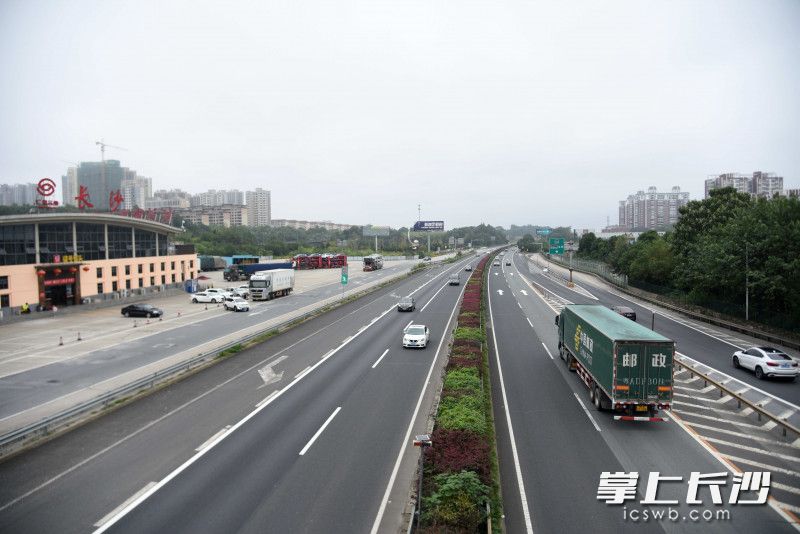 3日15時許,，記者在長沙服務(wù)區(qū)發(fā)現(xiàn)，京港澳高速該路段雙向通行順暢,。長沙晚報全媒體記者 劉琦 攝
