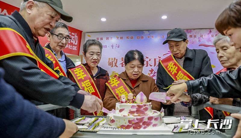 金婚老人夫婦同切重陽賀金婚紀(jì)念蛋糕