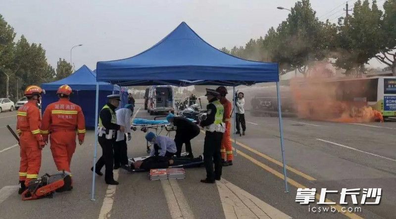 聯(lián)合道路交通事故應(yīng)急救援演練現(xiàn)場,，“傷員”被緊急救護(hù),。