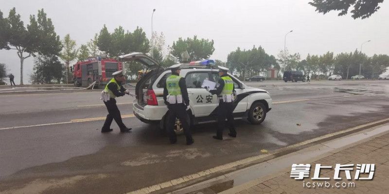 交警部門在勘察,。