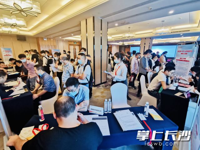 招聘會現(xiàn)場人頭攢動,，其中不乏湘籍軟件人才。全媒體記者 李卓 攝