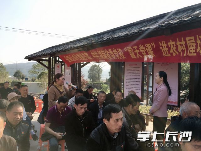 黨員與老師在課上積極互動,。