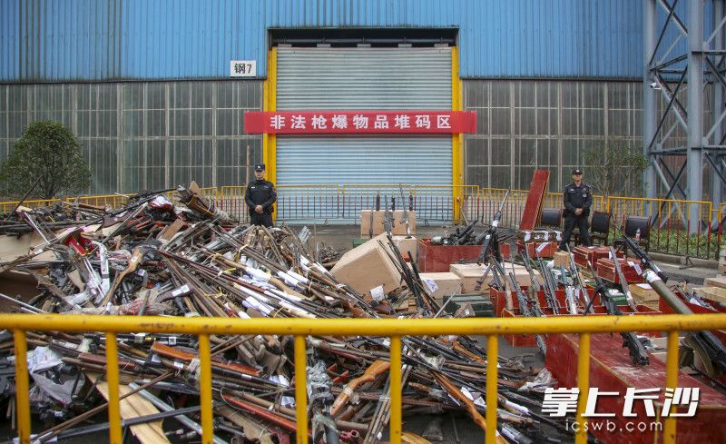 17日,，湖南公安機關(guān)在湘潭舉行集中統(tǒng)一銷毀非法槍爆物品活動。均為通訊員 劉晨洋 攝