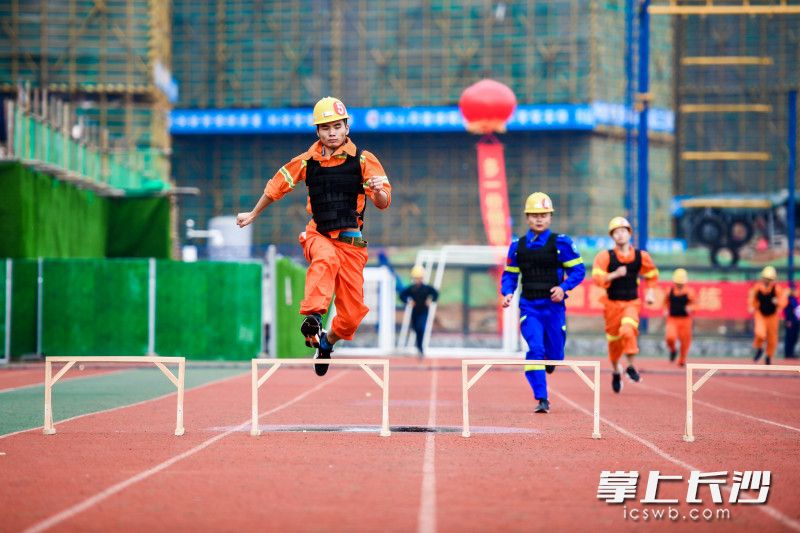 參賽隊(duì)員跨越障礙,，快速奔跑,。