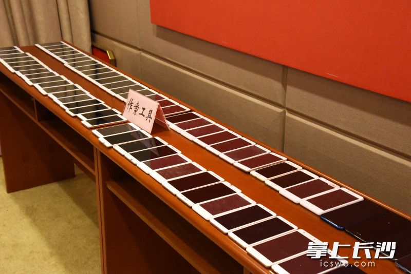 犯罪嫌疑人使用的手機,。長沙晚報全媒體記者 劉琦 攝
