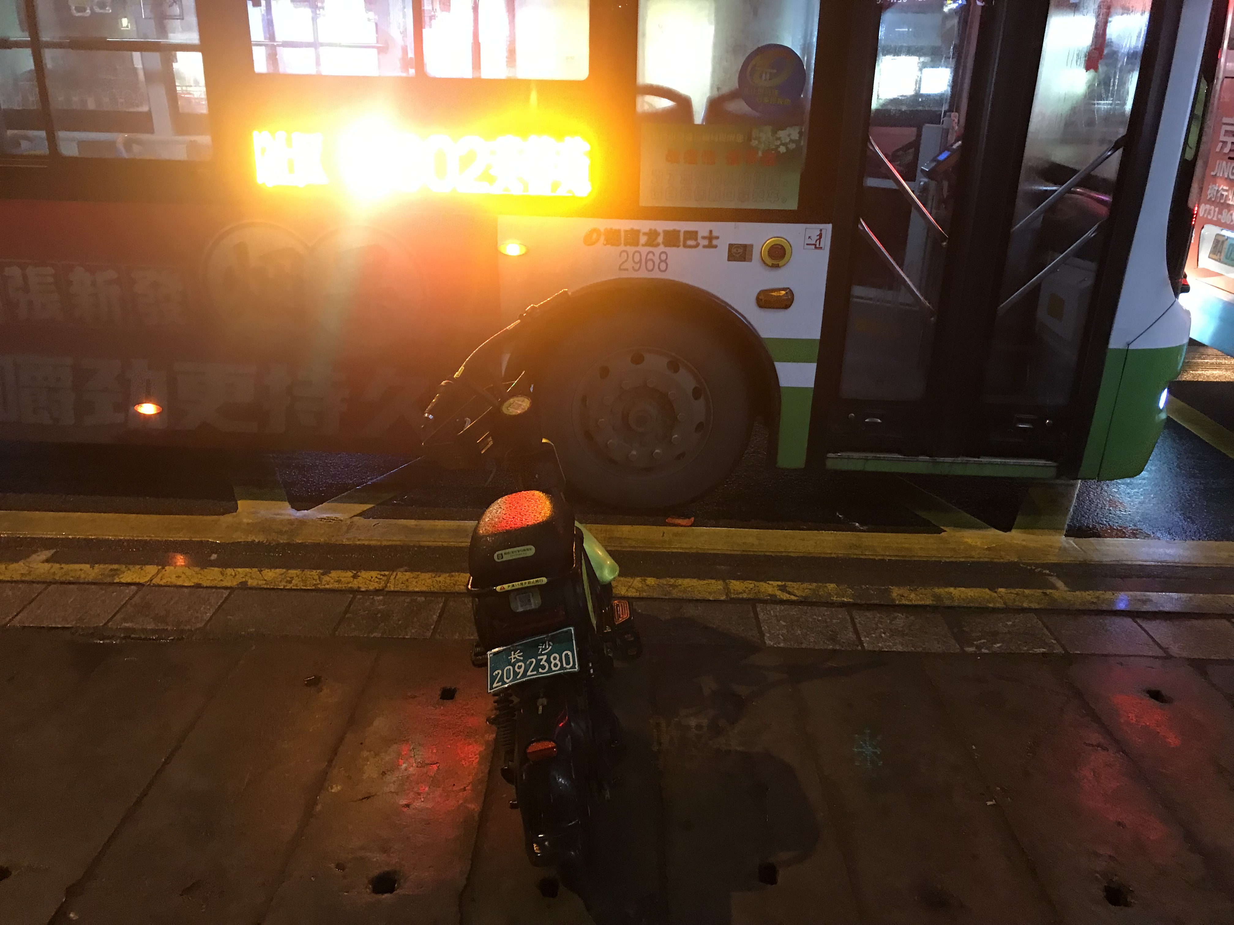 一輛有牌照的共享電單車單獨停在公交車站中央,，引來路人紛紛指責(zé)。