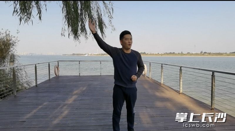 朗讀達(dá)人在錄制微朗讀視頻畫(huà)面,。