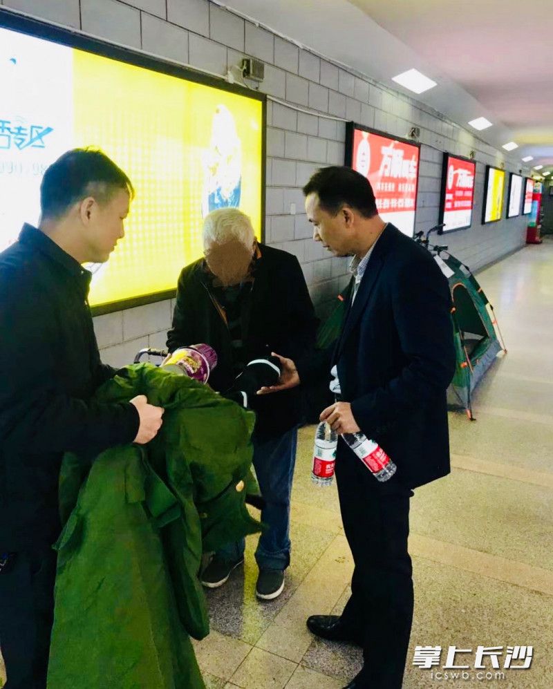 開福區(qū)送暖小分隊(duì)給芙蓉北路16,、17號地下通道流浪人員送御寒物資,。長沙晚報(bào)全媒體記者 李卓 攝