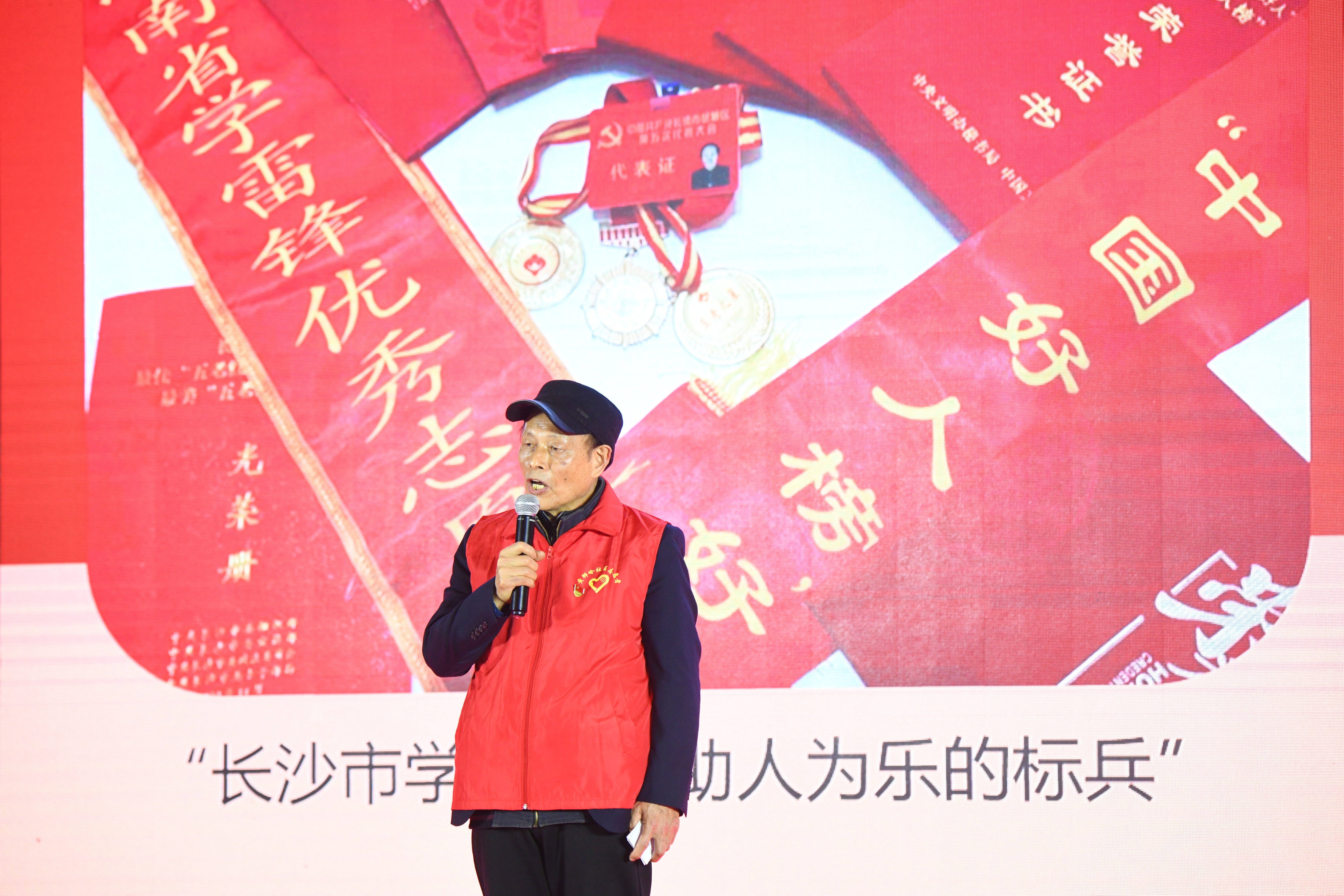 徐正清老人全心全意投入到了小區(qū)志愿服務(wù)，被居民稱(chēng)為“閑不住的爹爹”,。均為長(zhǎng)沙晚報(bào)全媒體記者 朱華攝