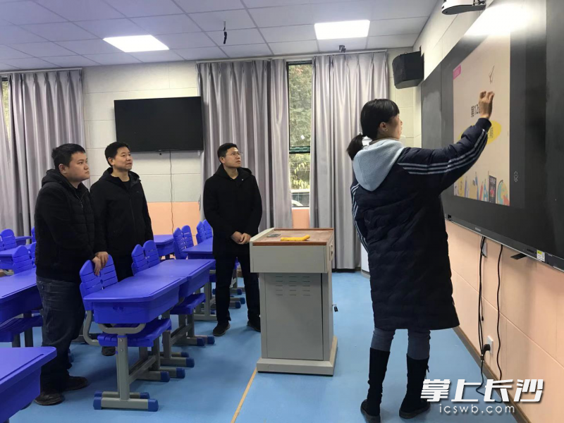 扶貧隊(duì)與洗車河學(xué)校老師交流。通訊員供圖,。