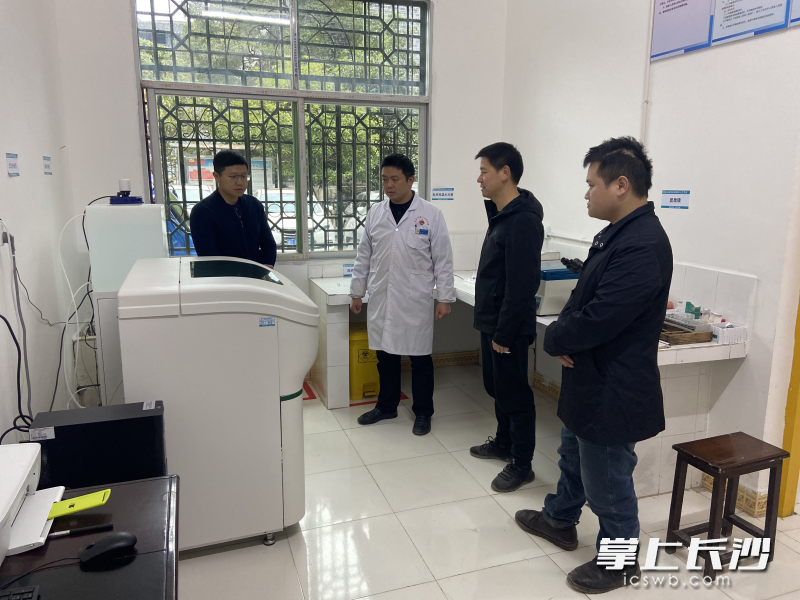 扶貧隊(duì)在洗車河衛(wèi)生院走訪,。