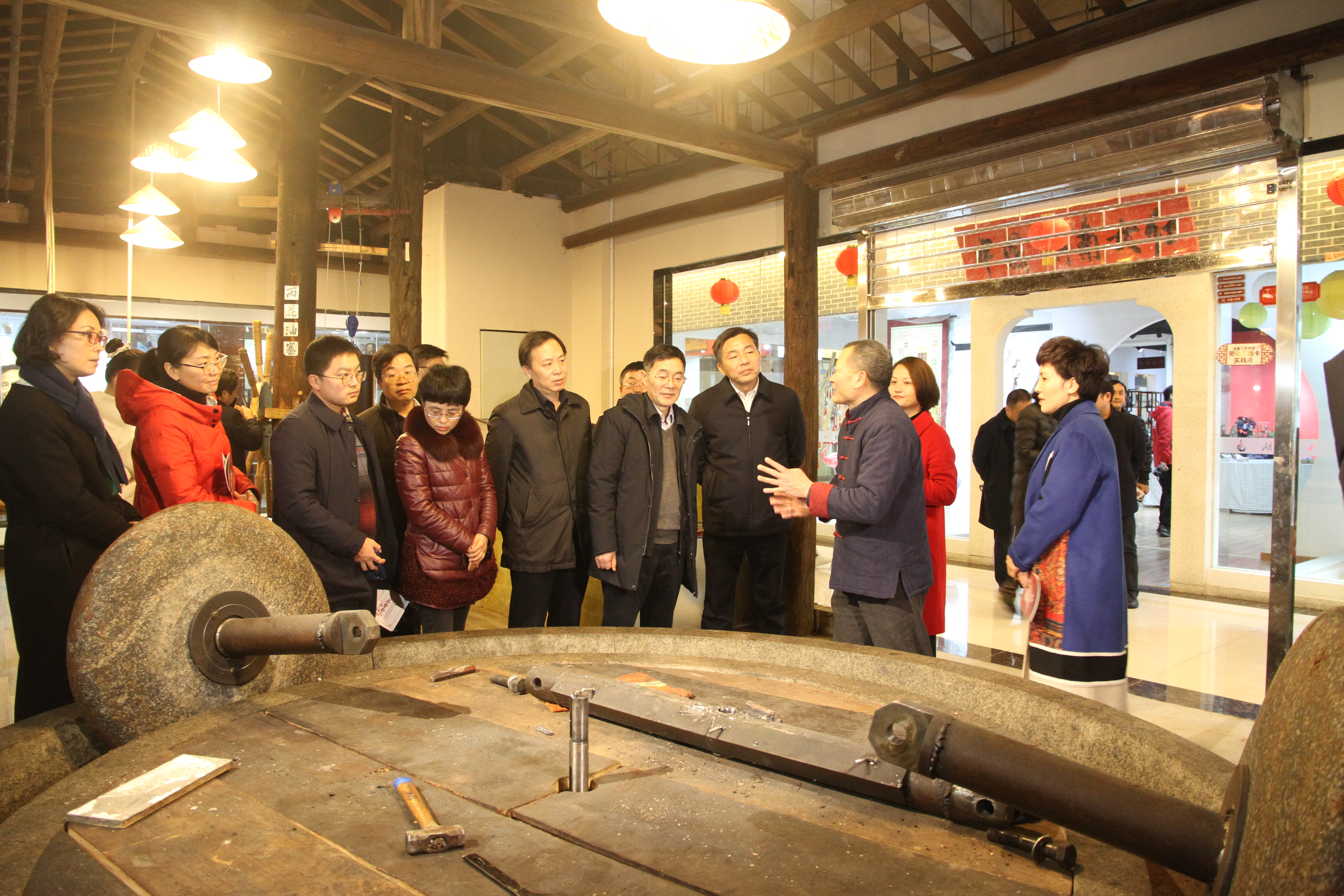 29日,，全省新的社會(huì)階層人士統(tǒng)戰(zhàn)工作實(shí)踐創(chuàng)新基地建設(shè)經(jīng)驗(yàn)交流會(huì)在長(zhǎng)沙舉行。圖為與會(huì)人員來到雨花非遺館考察觀摩,。 圖片均為長(zhǎng)沙晚報(bào)通訊員 詩(shī)宇 攝