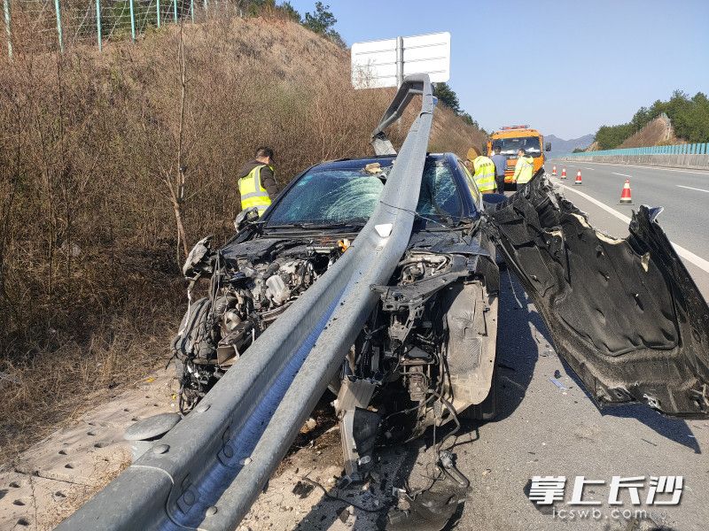 事故現(xiàn)場，吳某的小車受損嚴(yán)重,。長沙晚報(bào)通訊員 歐陽丹妮 供圖