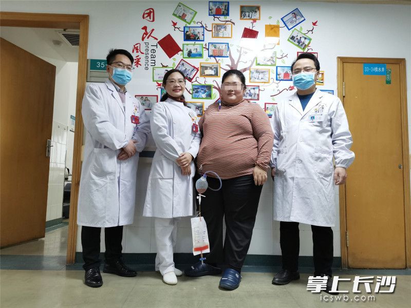 重度肥胖的小悅,，在湖南省第二人民醫(yī)院接受微創(chuàng)胃減容手術(shù)后即將出院。