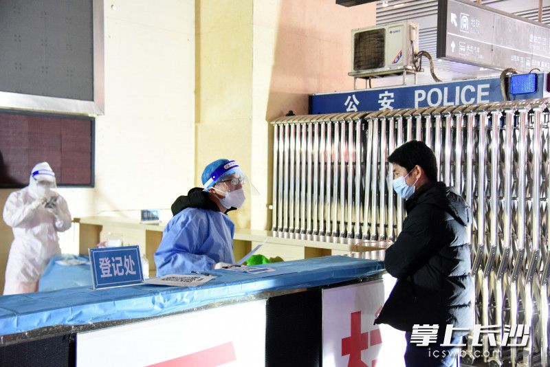長沙火車南站西出站口南側設置了核酸采樣點，方便有需求的旅客,。