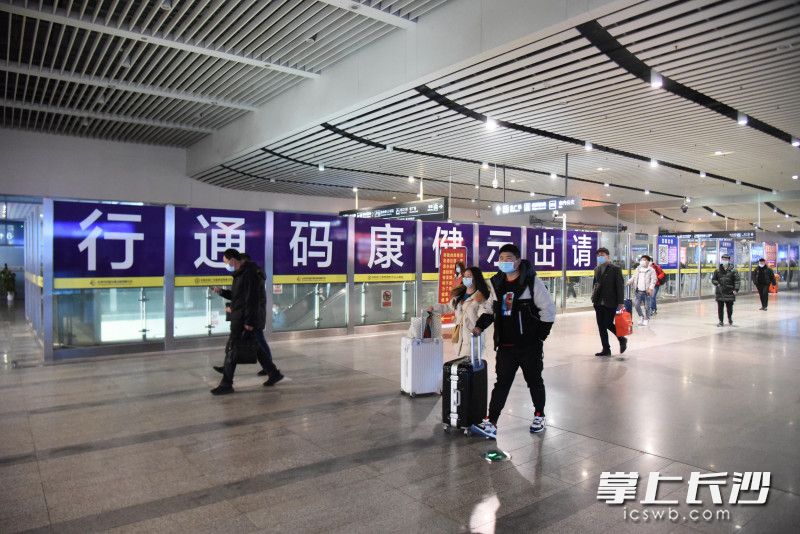 站內(nèi)有醒目標識,，要求乘客出示健康碼出站,。