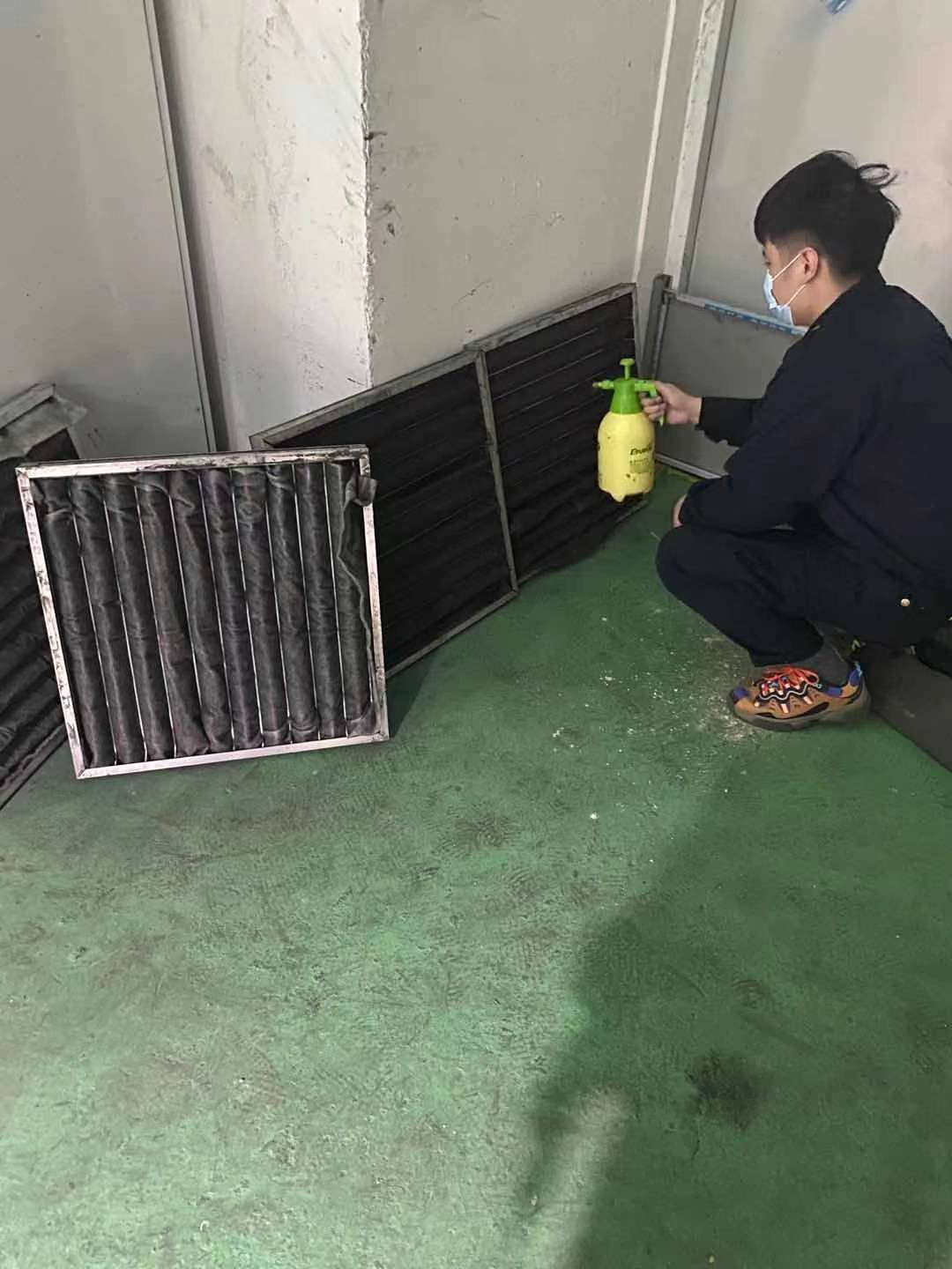 高鐵站“清肺師”正在對(duì)過濾網(wǎng)噴灑酒精消毒