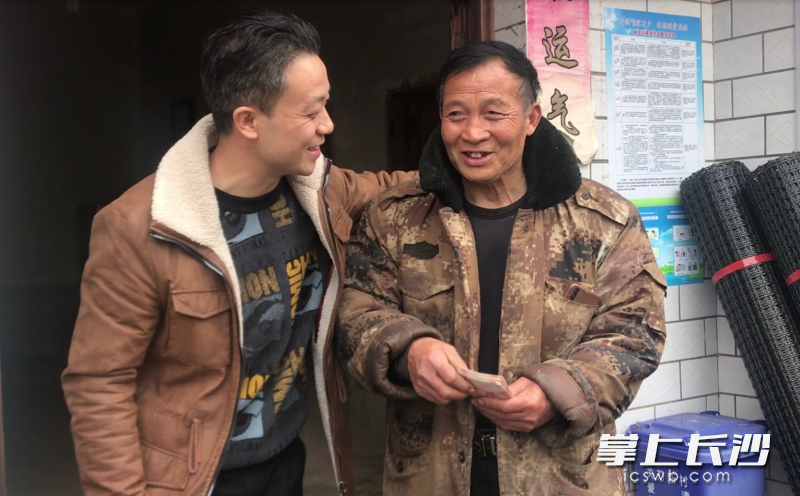 陳炳陽（右）收到愛心企業(yè)的購物款后樂開懷,。