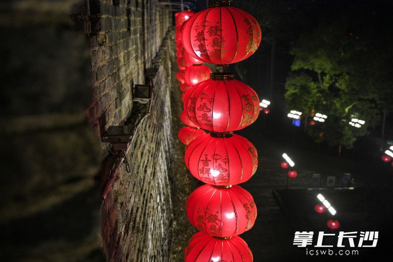 大紅燈籠掛在古城墻前韻味十足,。