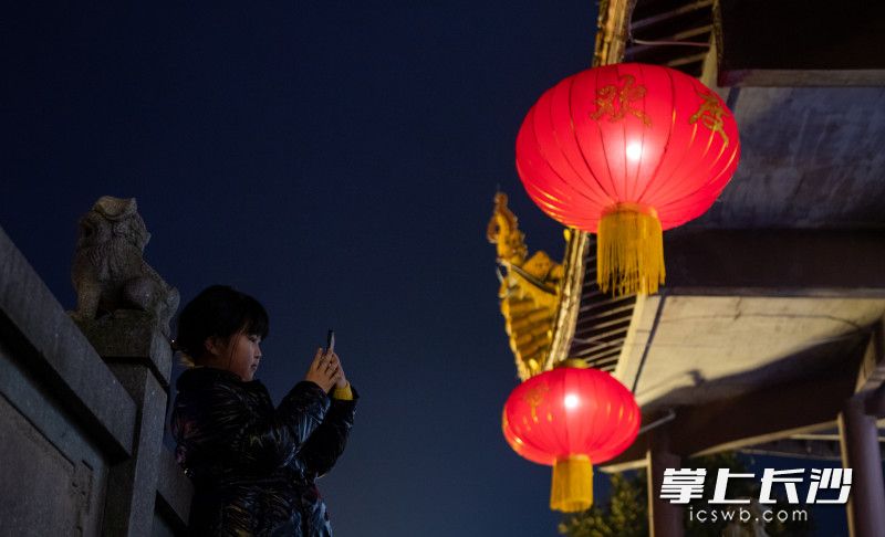 一位小孩正在拍照。