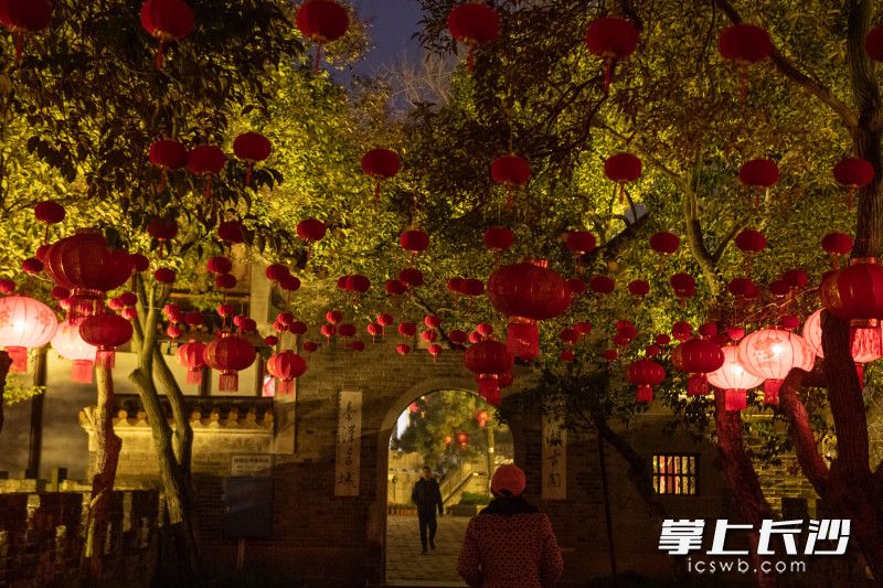 天心閣景區(qū)用2000 個大紅燈籠以及300余組小燈,、千余面彩旗，把有 2200 多年歷史的古城墻,、歷經(jīng) 400 多年滄桑的天心閣裝扮一新,。