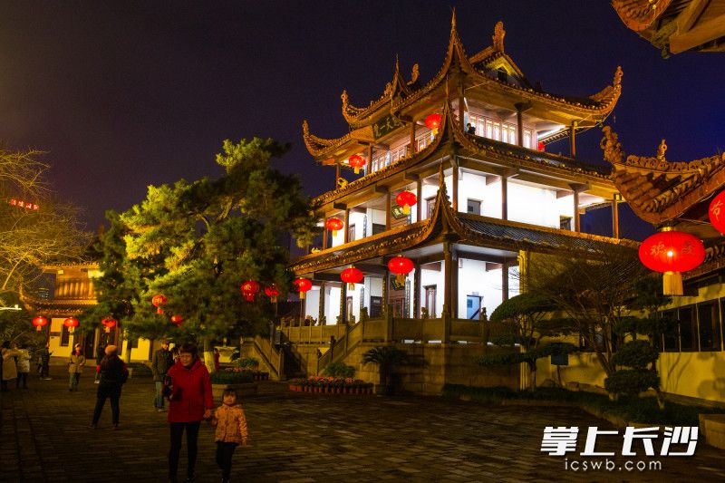 天心閣掛滿的大紅燈籠點亮星城,，年味漸濃,。