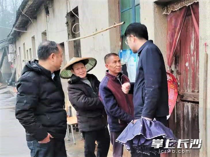 雙江口鎮(zhèn)黨員干部連日來的走訪慰問,，為村民群眾送去了年節(jié)的喜慶和溫暖,。