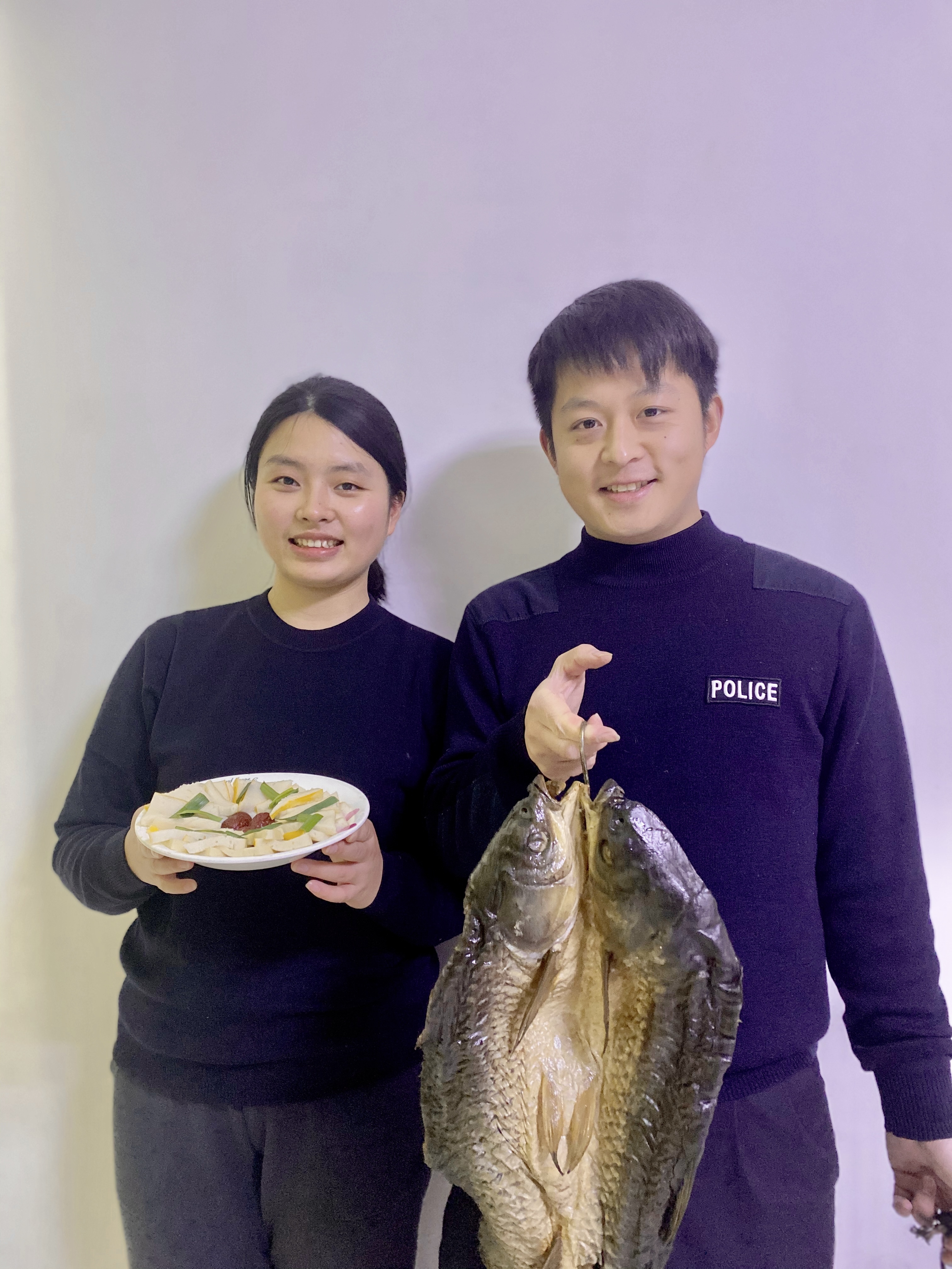 張晨自己在長沙蒸了一份父母寄來的赤壁魚糕,，丈夫陳鋮提著寄來的臘魚,。 受訪者供圖