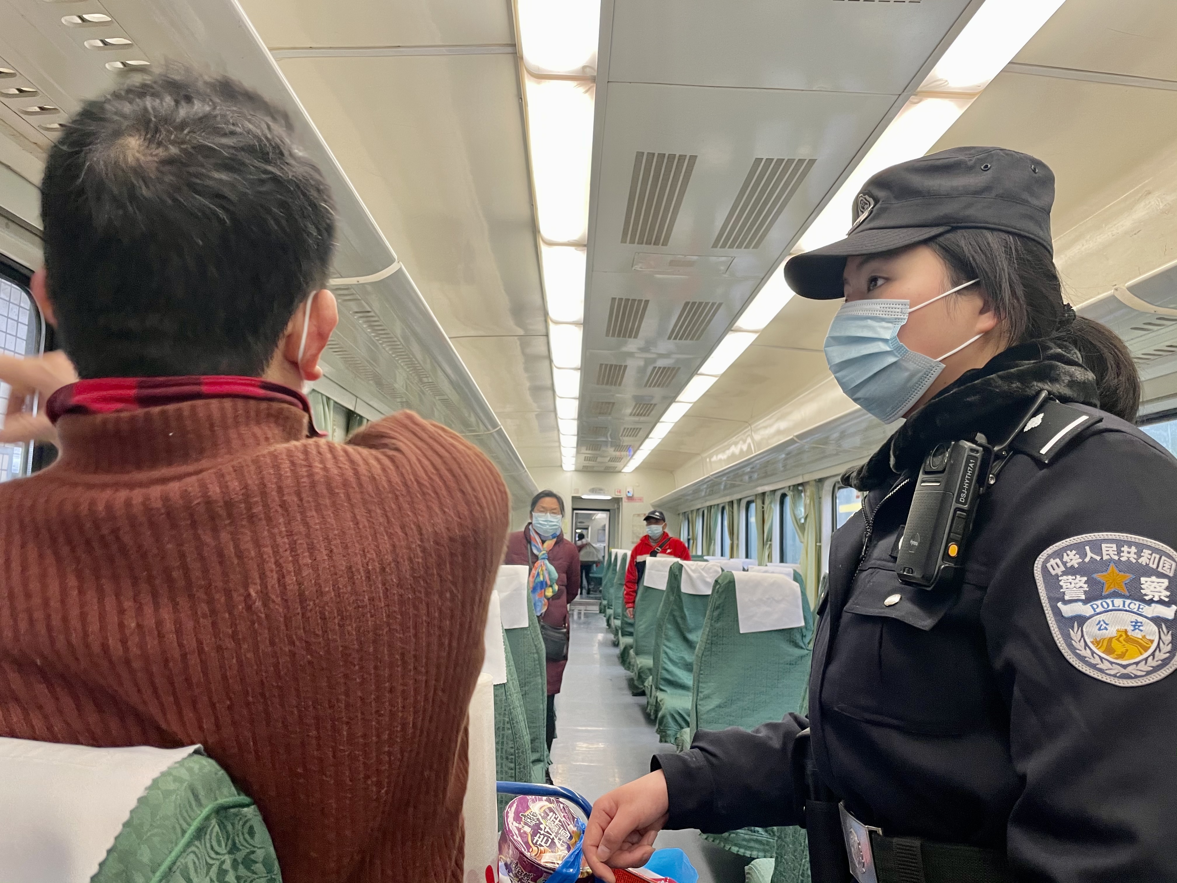 在列車上，張晨正在提醒乘客注意把行李放穩(wěn)當,。長沙晚報全媒體記者 聶映榮 攝