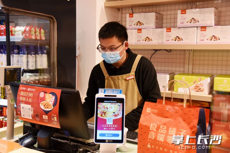 為了節(jié)約外賣小哥時間,，每次接到外賣訂單,，劉興瑞都是快速裝袋結算。