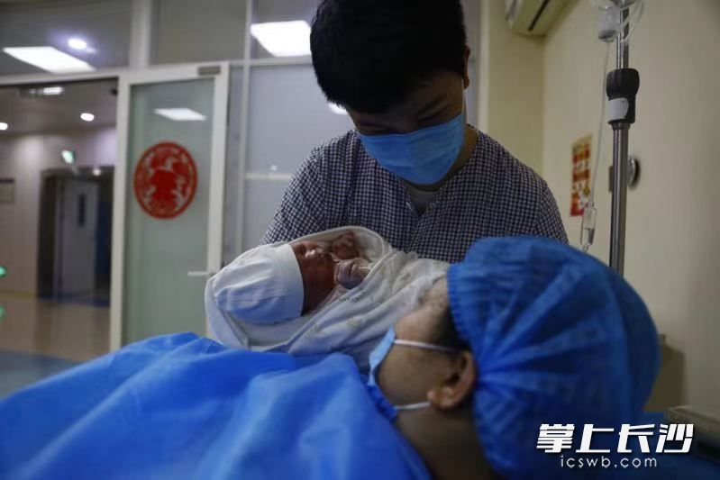 2月12日1時(shí)32分，湖南省婦幼保健院,，第一個(gè)“牛寶寶”順利誕生,，體重3350克。均為長(zhǎng)沙晚報(bào)通訊員 韓旭 供圖