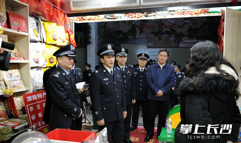 督導(dǎo)檢查過程中，許顯輝走進(jìn)太平街一家湖南特產(chǎn)銷售店,，向店主詢問社會(huì)治安秩序情況,。