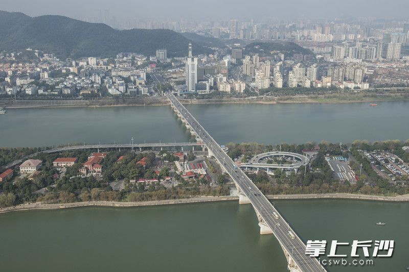 直升機(jī)飛越五一廣場(chǎng),、橘子洲、岳麓山等地進(jìn)行巡航,。