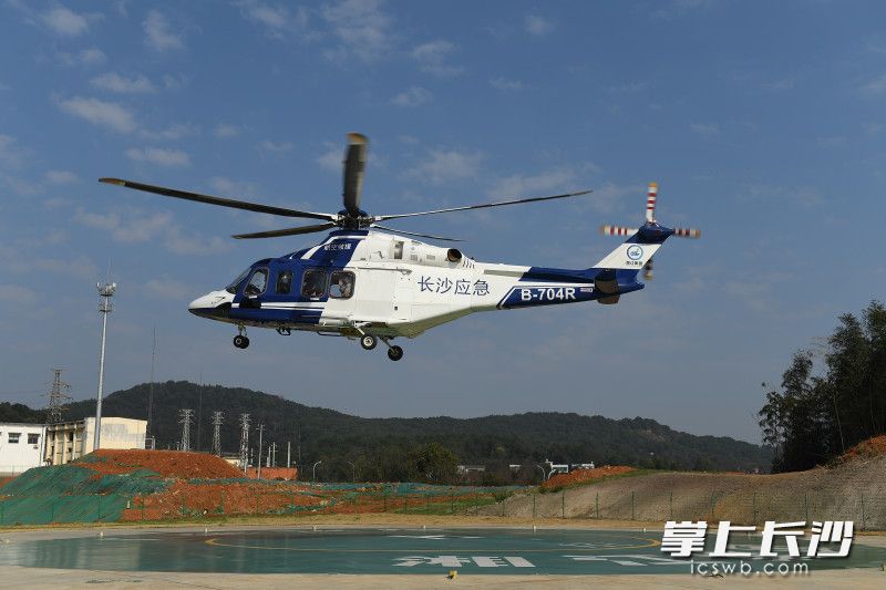 2月15日上午,，長(zhǎng)沙市應(yīng)急管理局（市應(yīng)急辦）與湘江通航公司共同啟動(dòng)直升機(jī)空中巡航。均為長(zhǎng)沙晚報(bào)全媒體記者 黃啟晴 攝