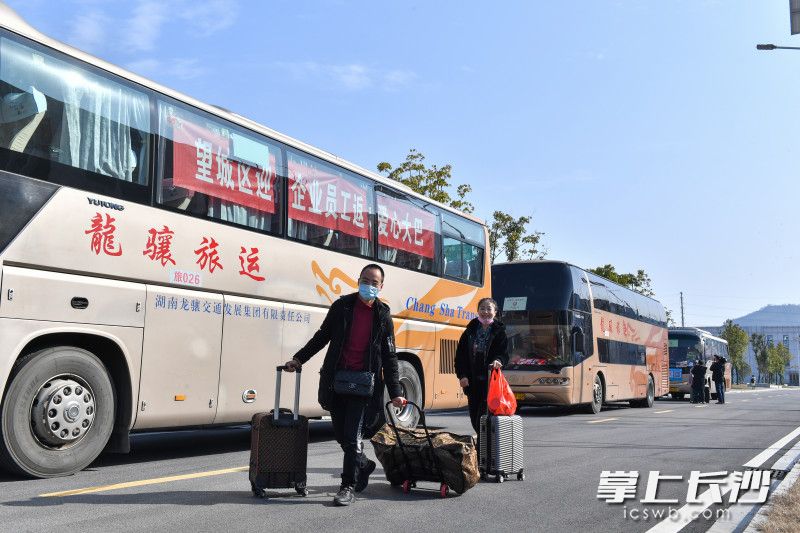 2月17日,，望城區(qū)派專車迎接企業(yè)員工返崗，圖為長沙比亞迪電子有限公司的員工已經(jīng)平安抵達(dá)了廠區(qū),。長沙晚報(bào)全媒體記者 鄒麟 攝