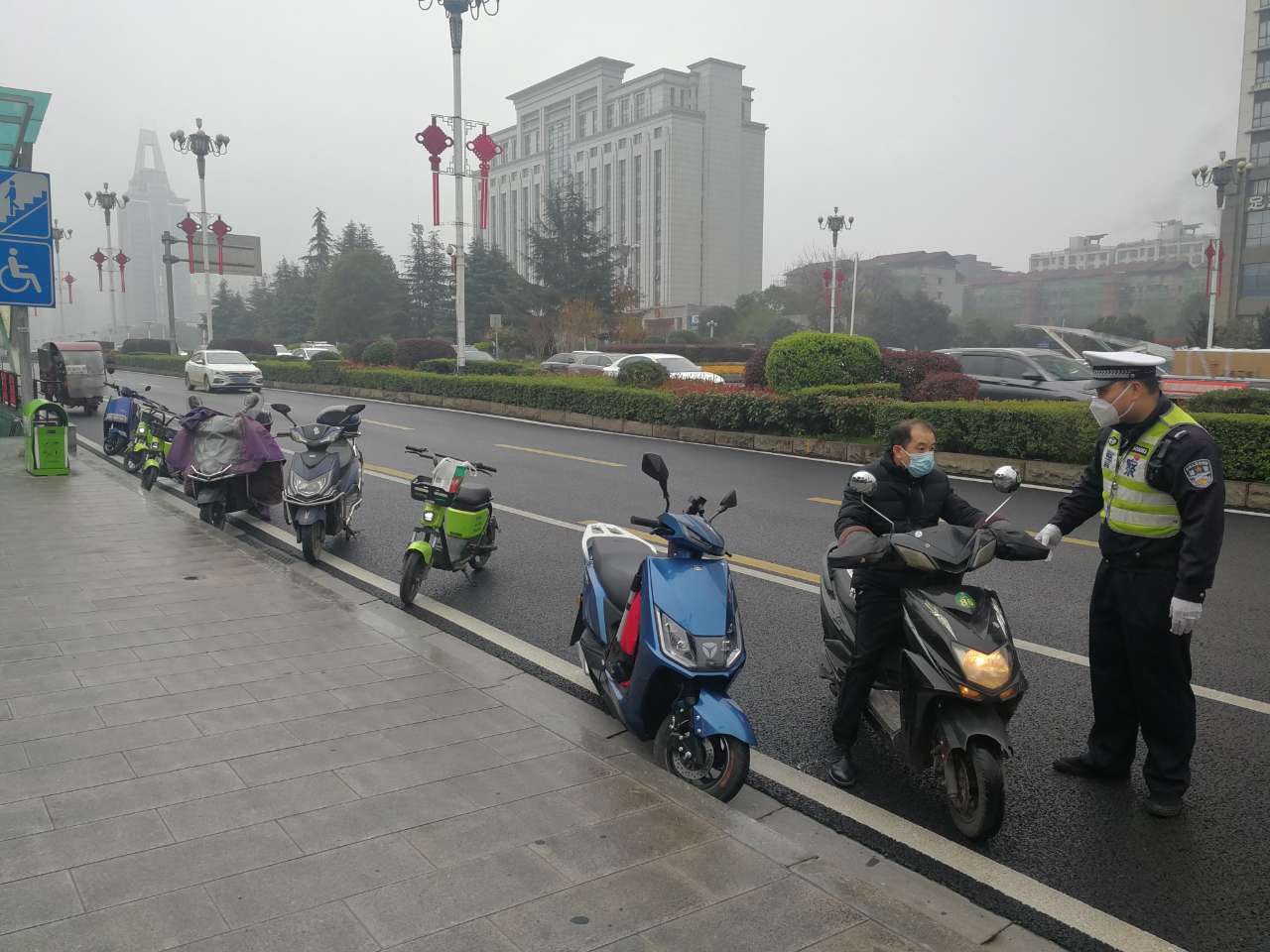 岳麓交警在教育處罰違法人員,。 均為長沙晚報通訊員 胡謙 供圖