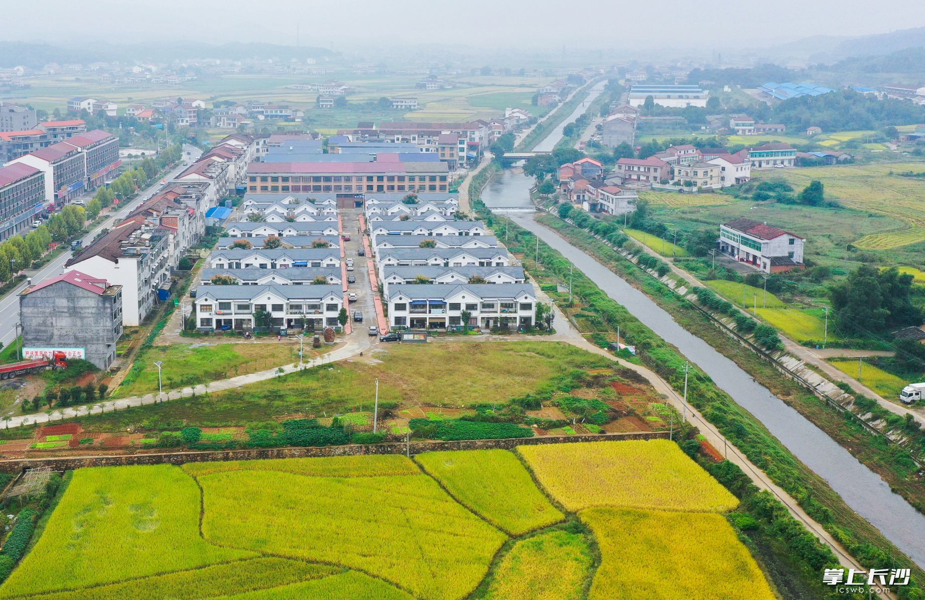 在寧鄉(xiāng)市橫市鎮(zhèn),，白墻灰瓦的千手愛心大屋整齊排列，成為這個(gè)山區(qū)集鎮(zhèn)的一道靚麗風(fēng)景,。資料照片