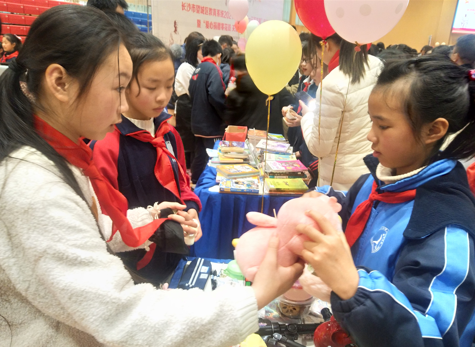 義賣活動(dòng)中,，一名學(xué)生正在選購(gòu)自己心儀的物品,。