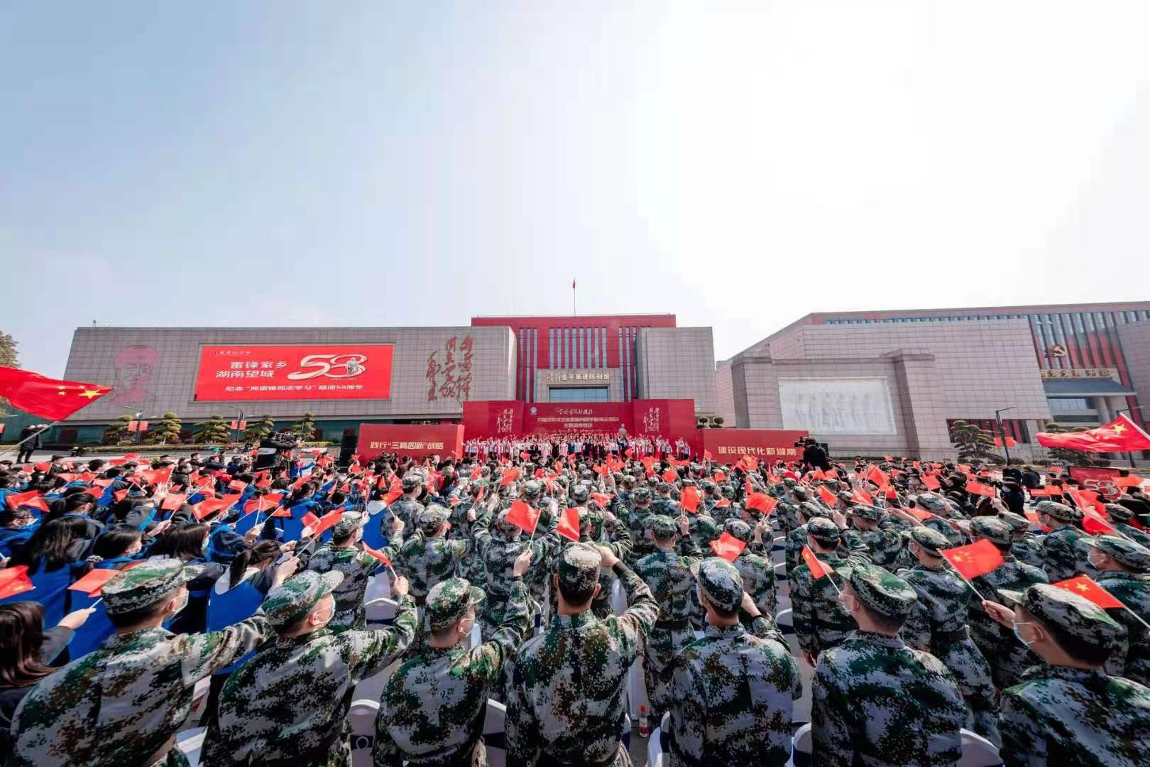 “學(xué)習(xí)雷鋒好榜樣”中國文聯(lián)文藝志愿服務(wù)團學(xué)雷鋒紀念日主題宣傳活動走進長沙,。  均為長沙晚報通訊員 劉卓 攝
