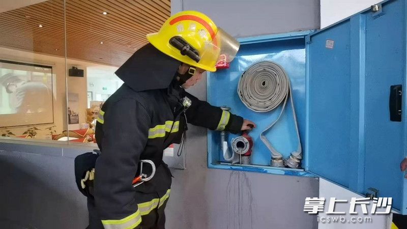 消防指戰(zhàn)員排查單位消防安全隱患,。