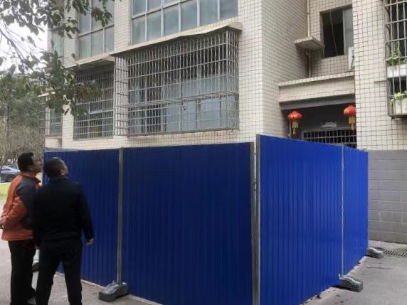 文明在查看籌建中的電梯。