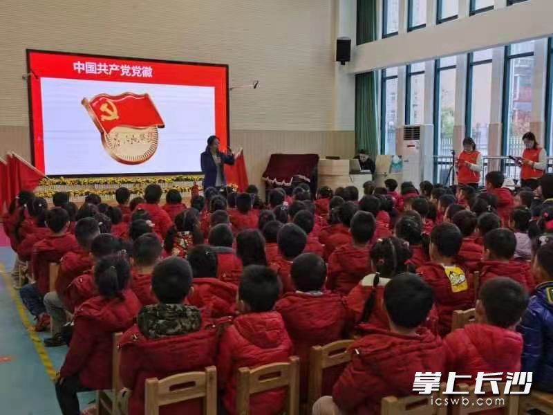老師給孩子們講國(guó)徽的故事,。