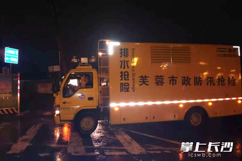 在東岸街道,，排水車對(duì)六號(hào)線博物館外匝道進(jìn)行排積緊急處理,。
