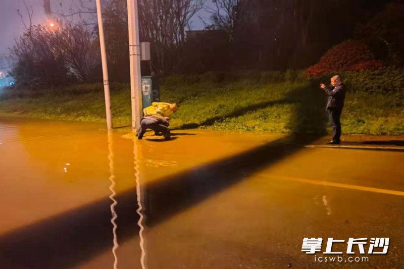 東屯渡街道及時(shí)排除轄區(qū)路面積水。