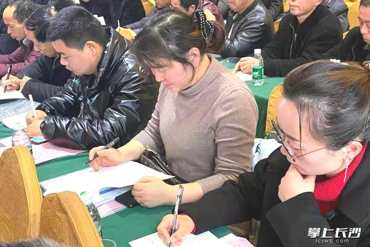 黨務(wù)骨干們認真記錄,，仔細領(lǐng)會。受訪方供圖
