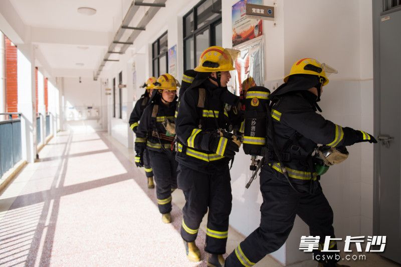 消防指戰(zhàn)員進入“火災”現(xiàn)場,，展開搜救和滅火,。