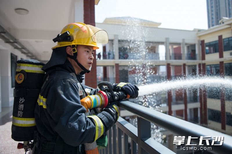 消防隊員在進行處置,。