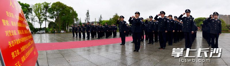 4月2日,，湖南省公安廳機(jī)關(guān)在湖南革命陵園莊重舉行“弘揚(yáng)英烈精神,、爭(zhēng)做忠誠(chéng)衛(wèi)士”緬懷英烈紀(jì)念活動(dòng)。均為長(zhǎng)沙晚報(bào)通訊員 賀燕 供圖