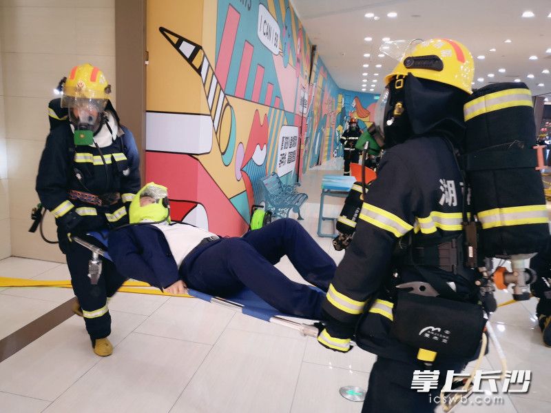 演練中,，消防指戰(zhàn)員救出“被困人員”。均為長(zhǎng)沙晚報(bào)通訊員 謝海鵬 攝