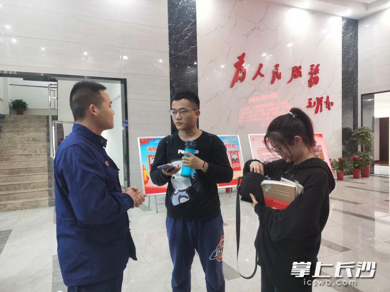 余女士從消防救援站取回了自己丟失的挎包,。長沙消防供圖